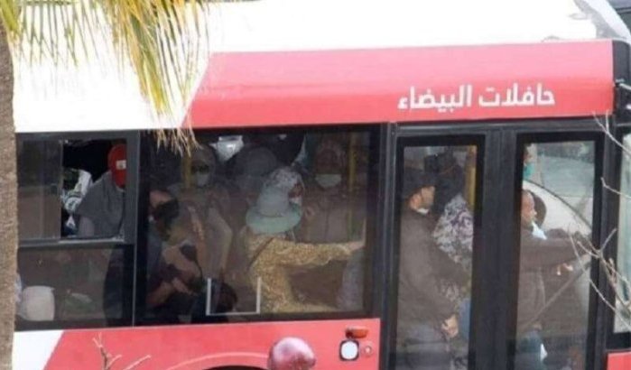 Overvolle bussen in Casablanca ondanks coronacrisis