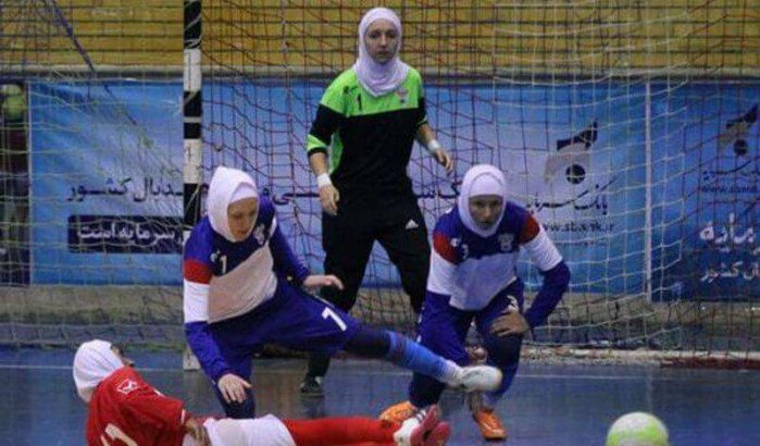 Russische voetbalsters dragen hijab in Iran (video)