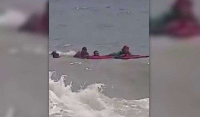 Held redt Marokkaans meisje van verdrinking (video)