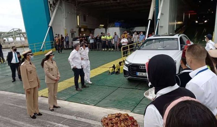 Eerste veerboot aangekomen in Nador, wereld-Marokkanen dolgelukkig (foto's)