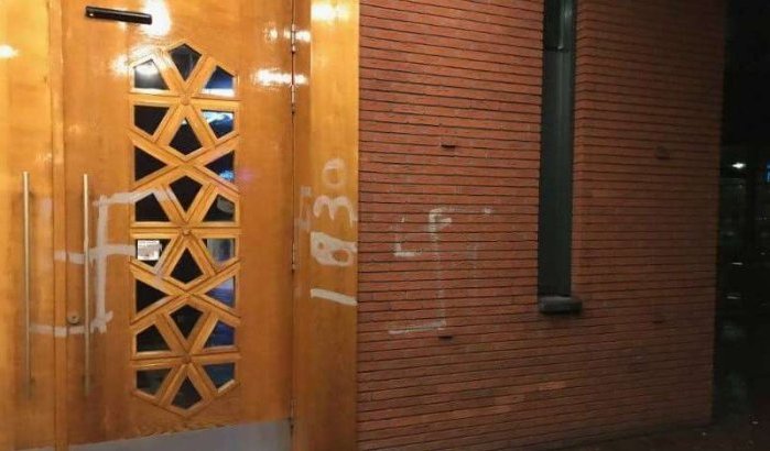 Moskee in Utrecht beklad met hakenkruizen