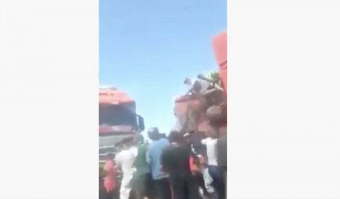 Marokko: vrachtwagen met frisdrank leeggeplunderd na ongeval (video)