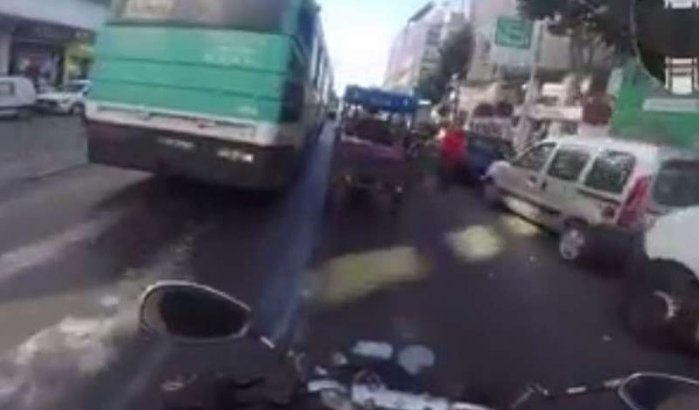 Motorbakfiets gefilmd tijdens dolle rit door Casablanca (video)
