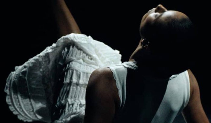 Mooie prestatie van ex Marokkaanse danseres Beyonce Hajiba Fahmy (video)