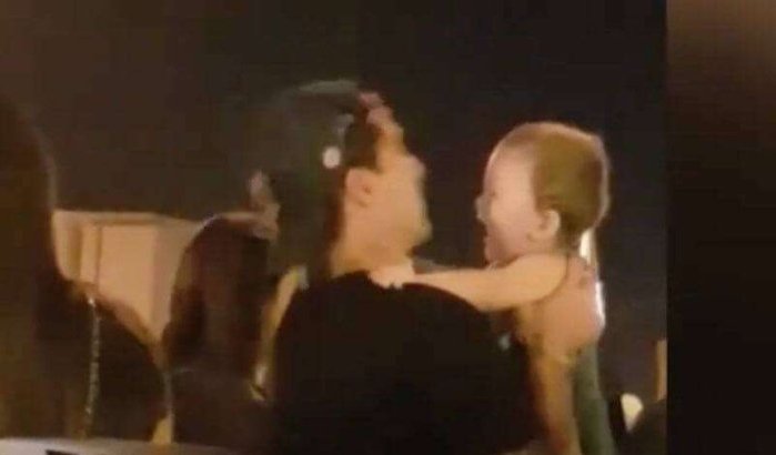 Teder moment voor Luis Suarez en zijn baby in Marokko (video)
