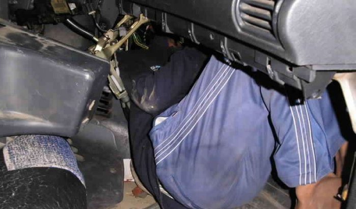 Marokkaan gepakt met migrant in dashboard auto