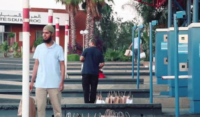 Gratis iftar-maaltijd voor weggebruikers in Marokko