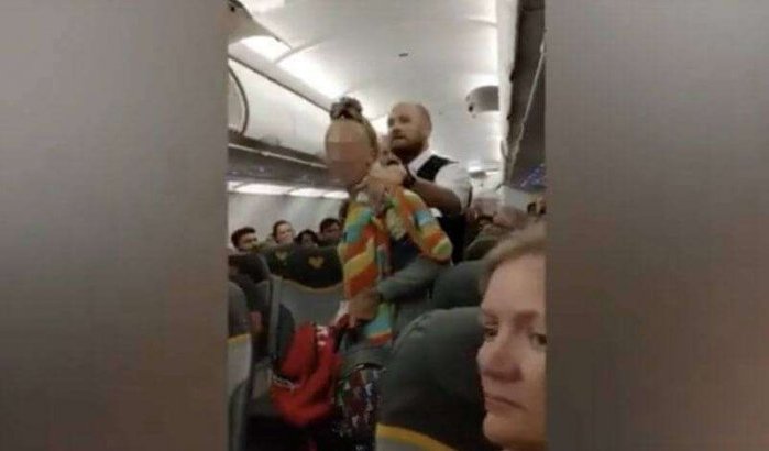 Vrouw uit vliegtuig gezet na islamofobe uitspraken (video)