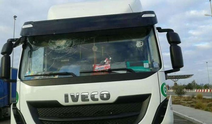 Vrachtwagen krijgt steen door ruit op snelweg Agadir (foto's)
