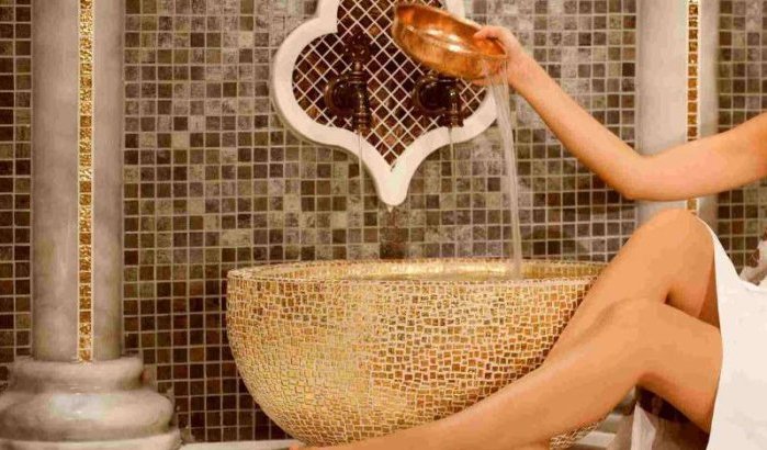 Marokkaanse nam foto's van naakte vrouwen in hamam 