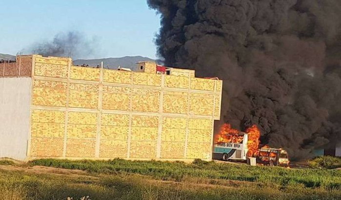 Wooncomplex politie in Al Hoceima door demonstranten vernield (foto's)
