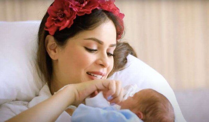 Safae Hbirkou bevalt van gezonde tweeling (video)