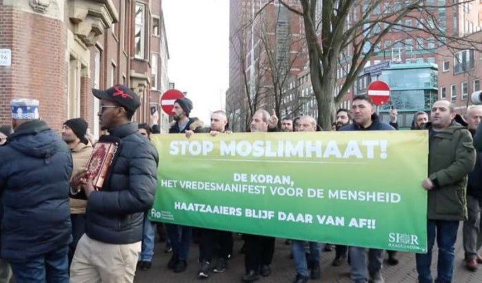 Moslims protesteren tegen Koranversheuring in Den Haag