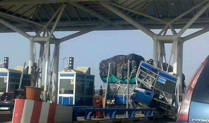 Vrachtwagen “vergeet” bij tolpoort te stoppen op snelweg Tanger (foto's)