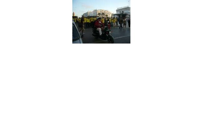 Tram Rabat staande gehouden door demonstranten 