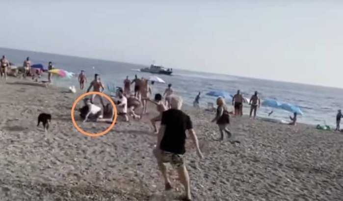Drugssmokkelaars uit Marokko door strandgangers overmeesterd in Spanje (video)