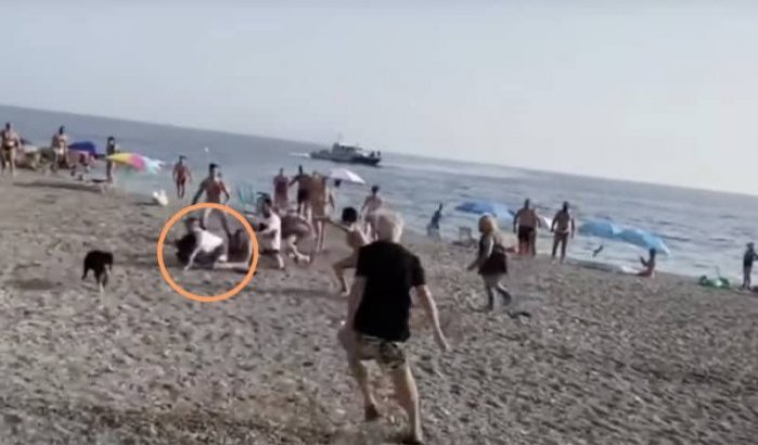 Drugssmokkelaars uit Marokko door strandgangers overmeesterd in Spanje (video)