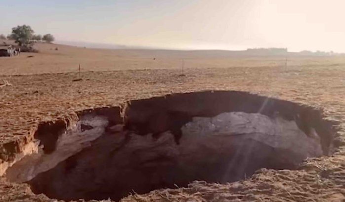 In het hartje van de 60 meter diepe zinkgat in El Jadida (video)
