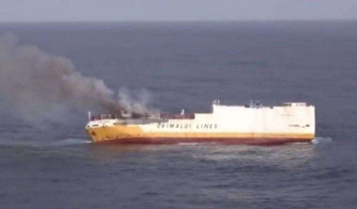 Boot die op weg naar Marokko in brand vloog gezonken (video)