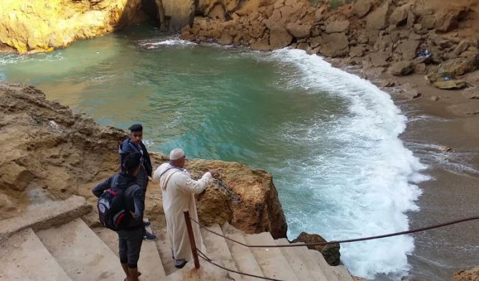 Onrust op strand Driouch: poort geplaatst, vandalisme en chaos