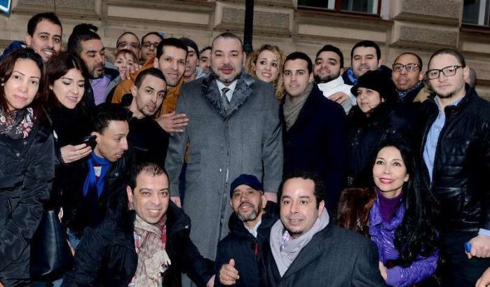 Koning Mohammed VI op de foto met Marokkanen in Praag