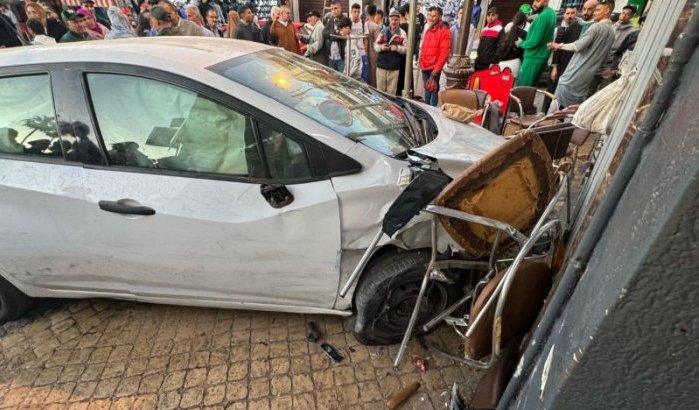 Auto rijdt café binnen in Tanger, meerdere slachtoffers (video)
