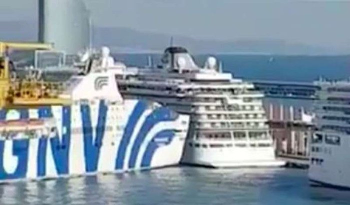 Ferry naar Marokko bots tegen andere boot in Barcelona