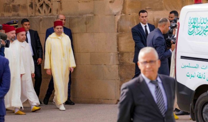 Moulay Rachid vooraan op begrafenis Aïcha El Khattabi (video)