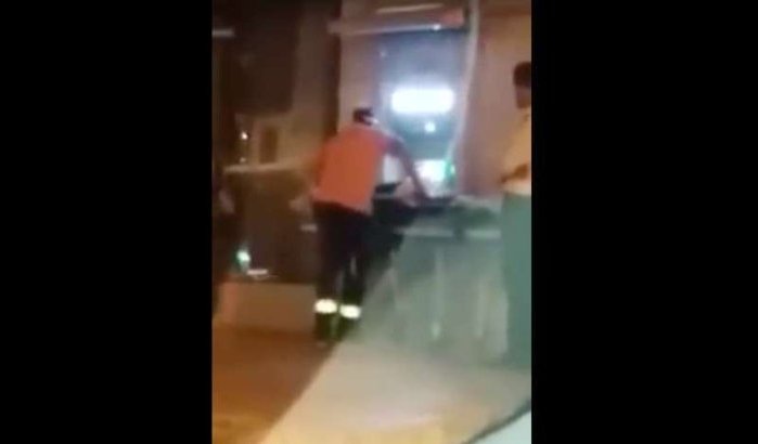 Man op brancard in Marokko: eerst geld opnemen dan pas naar het ziekenhuis (video)