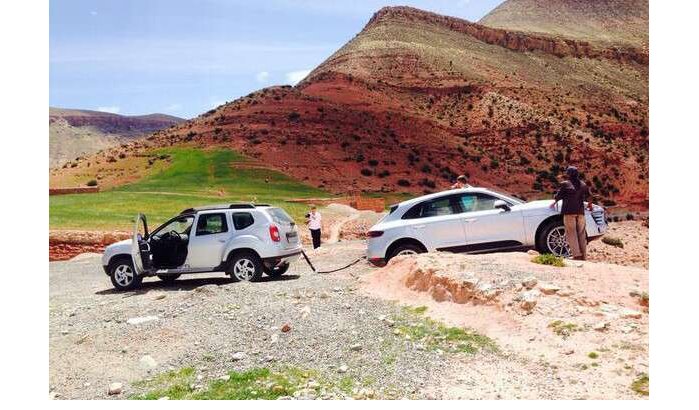 Porsche Macan gered door 'armen SUV' Dacia Duster in Marokko