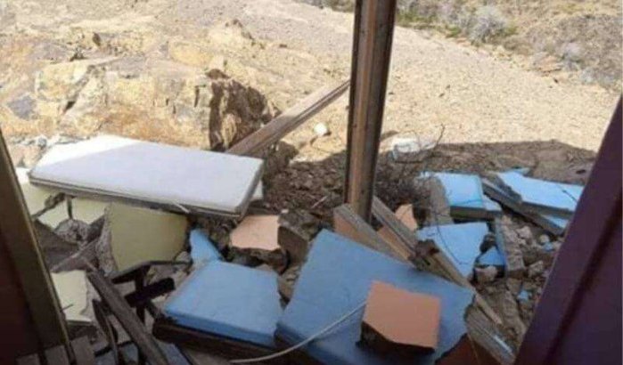 School stort in door harde wind in Marokko