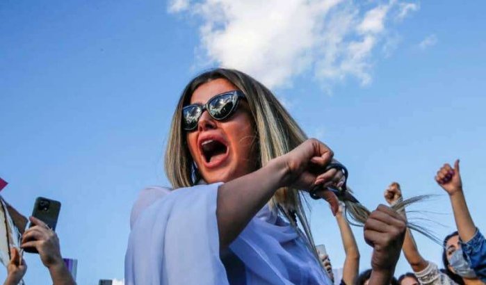 Marokkaanse vrouwen knippen haar om Iraanse vrouwenrevolutie te steunen (video)