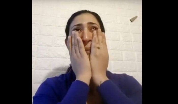 Dounia Boutazout in tranen (video)
