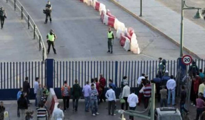 Marokkaanse agent liet migranten grens Melilla over