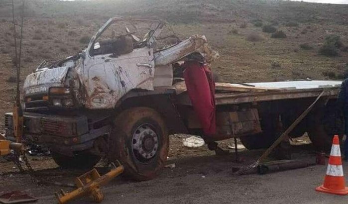 Nador: vrachtwagen met vis over de kop, een dode (foto's)