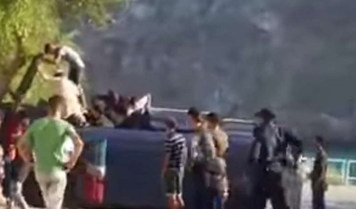 Burgers Al Hoceima bevrijden agenten uit busje na ongeval (video)
