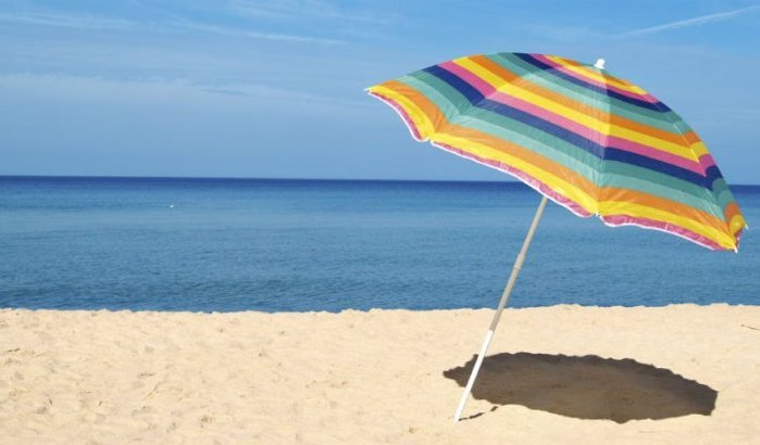 Gratis parasols op stranden Tanger deze zomer