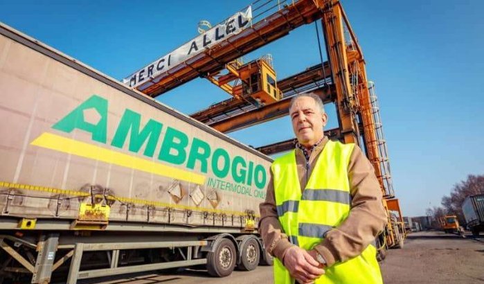 Belgisch bedrijf neemt afscheid van Marokkaanse kraanmachinist met spandoek
