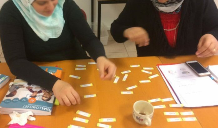 Fatima leert Nederlands aan huishoudsters