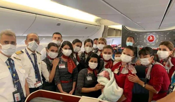 Marokkaanse bevalt op vlucht Istanbul-Chicago (video)