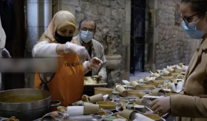 Moslims verbreken vasten in kerk in Barcelona (video)