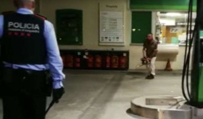 Marokkaan bedreigt politie in Spanje met kettingzaag (video)