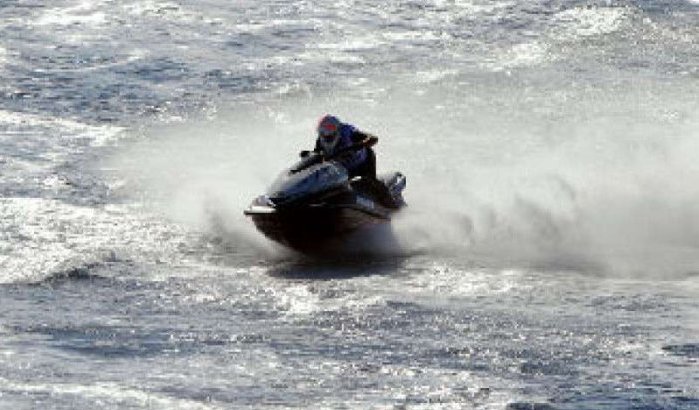 Algerijnse migranten met jetski naar Sebta