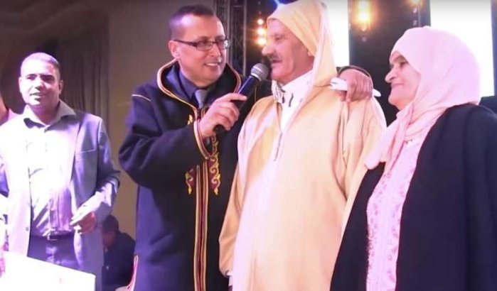 Miss Amazigh schenkt reis naar Mekka aan bejaard koppel (video)