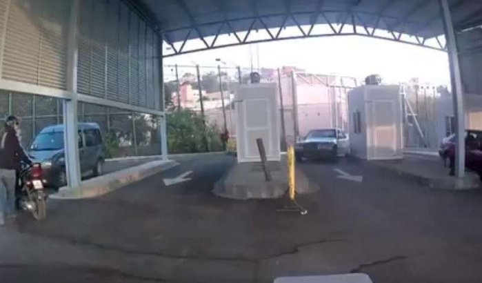 Auto rijdt met hoge snelheid door grenspost Melilla (video)