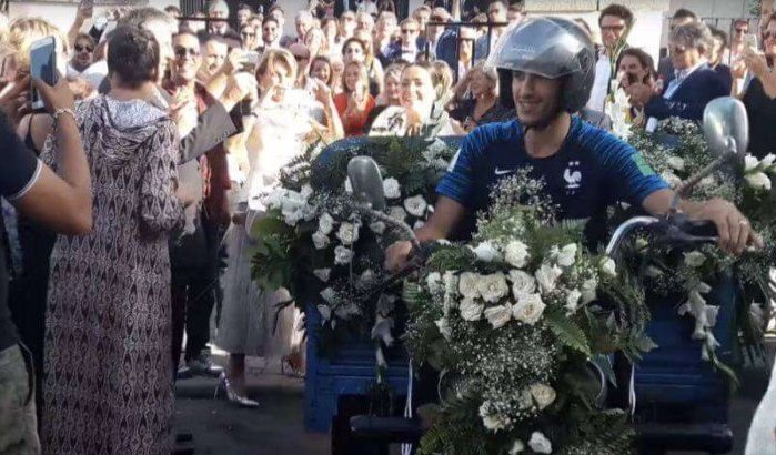 Pasgetrouwd koppel verlaat kerk in Tanger met motorbakfiets (video)