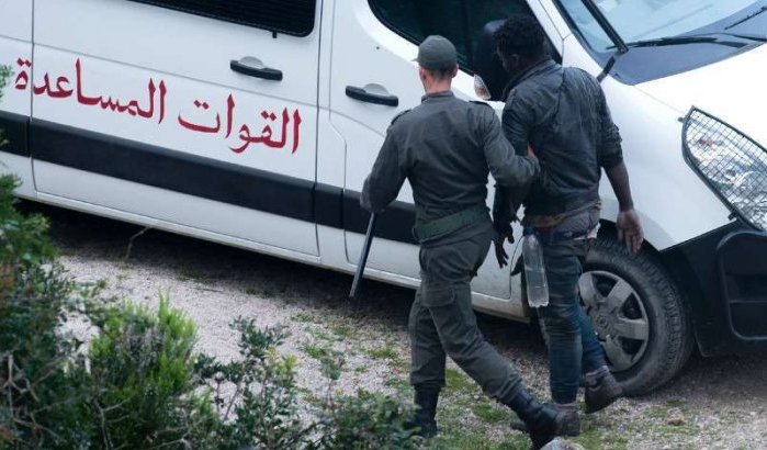 300 Afrikaanse migranten bestormen grensovergang Sebta (video)