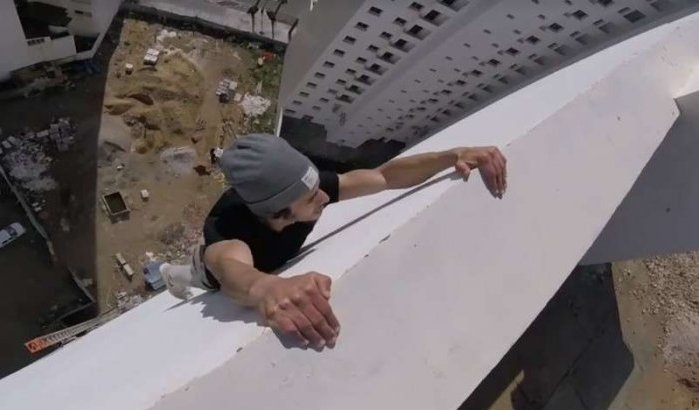 Waaghals Khalid Tenni traint op hoogste gebouw Tanger (video)