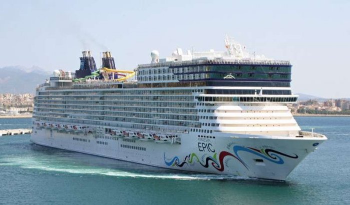 Een van de grootste cruiseschepen ter wereld in Tanger