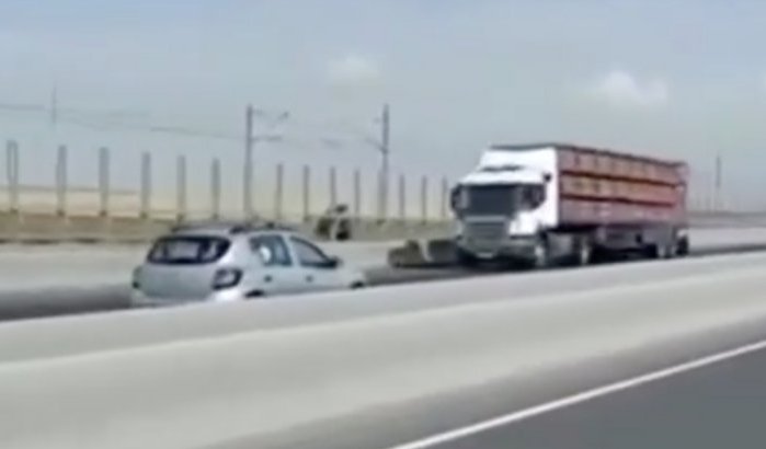 Indrukwekkende beelden van spookrijder op Marokkaanse snelweg (video)